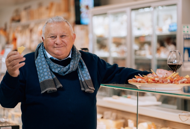Vincenzo Andronaco mit Antipasti-Auswahl – italienische Feinkost für Gastronomie und Großhandel