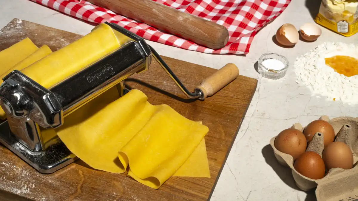Selbstgemachte Pastaplatten in der Maschiene.