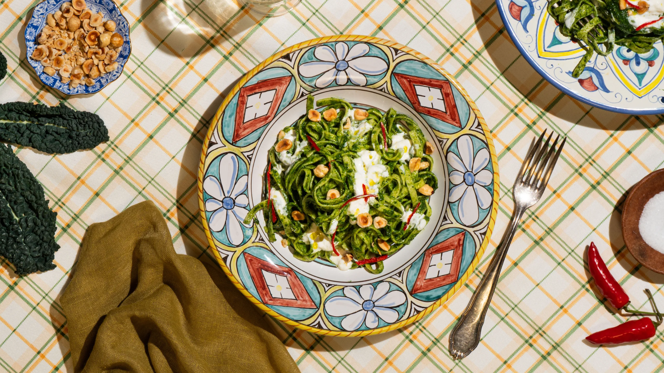 Tagliatelle mit Schwarzkohl-Pesto, Stracciatella, Haselnüssen und Chili