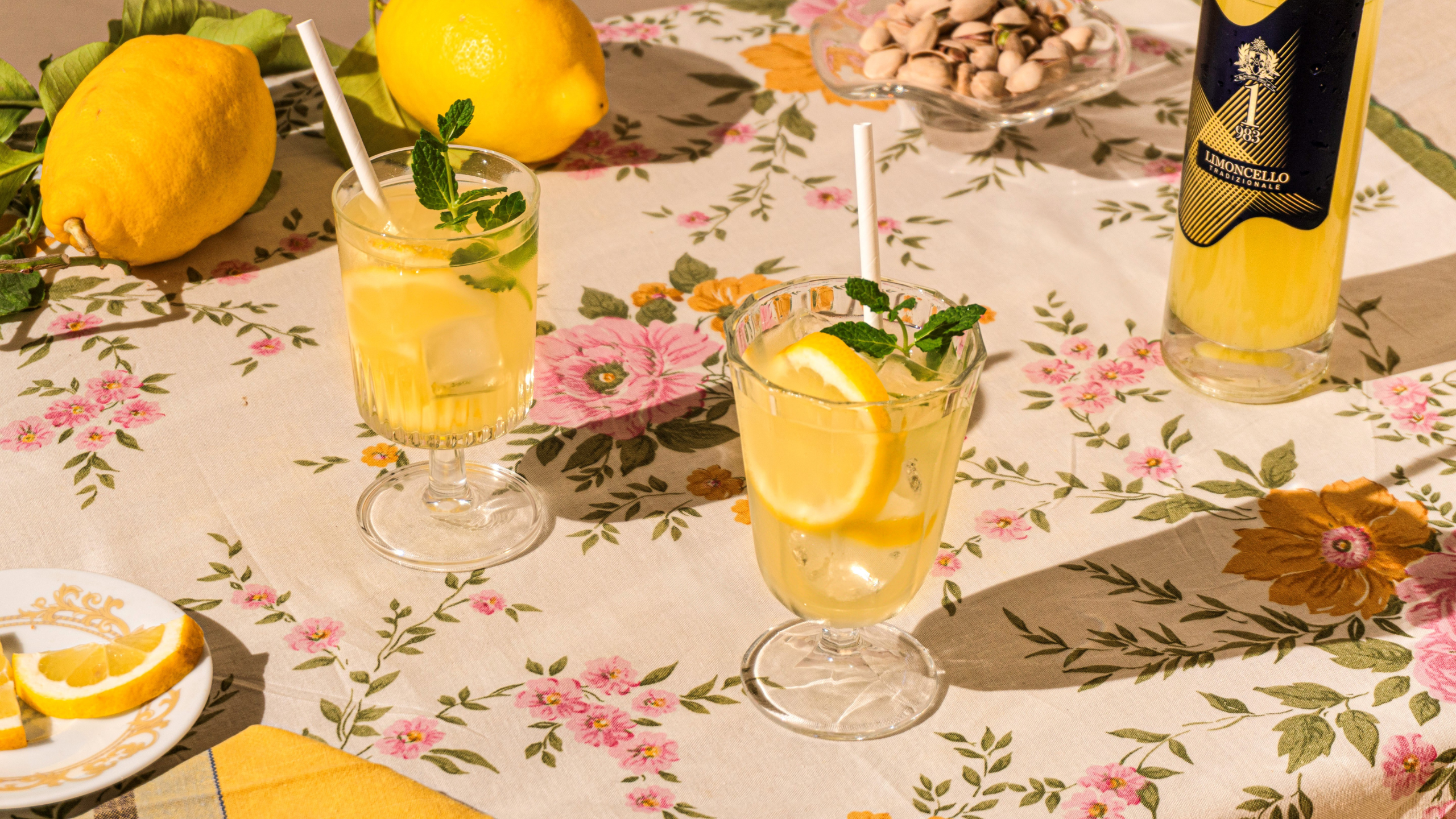 Limoncello-Likör und Limoncello Spritz
