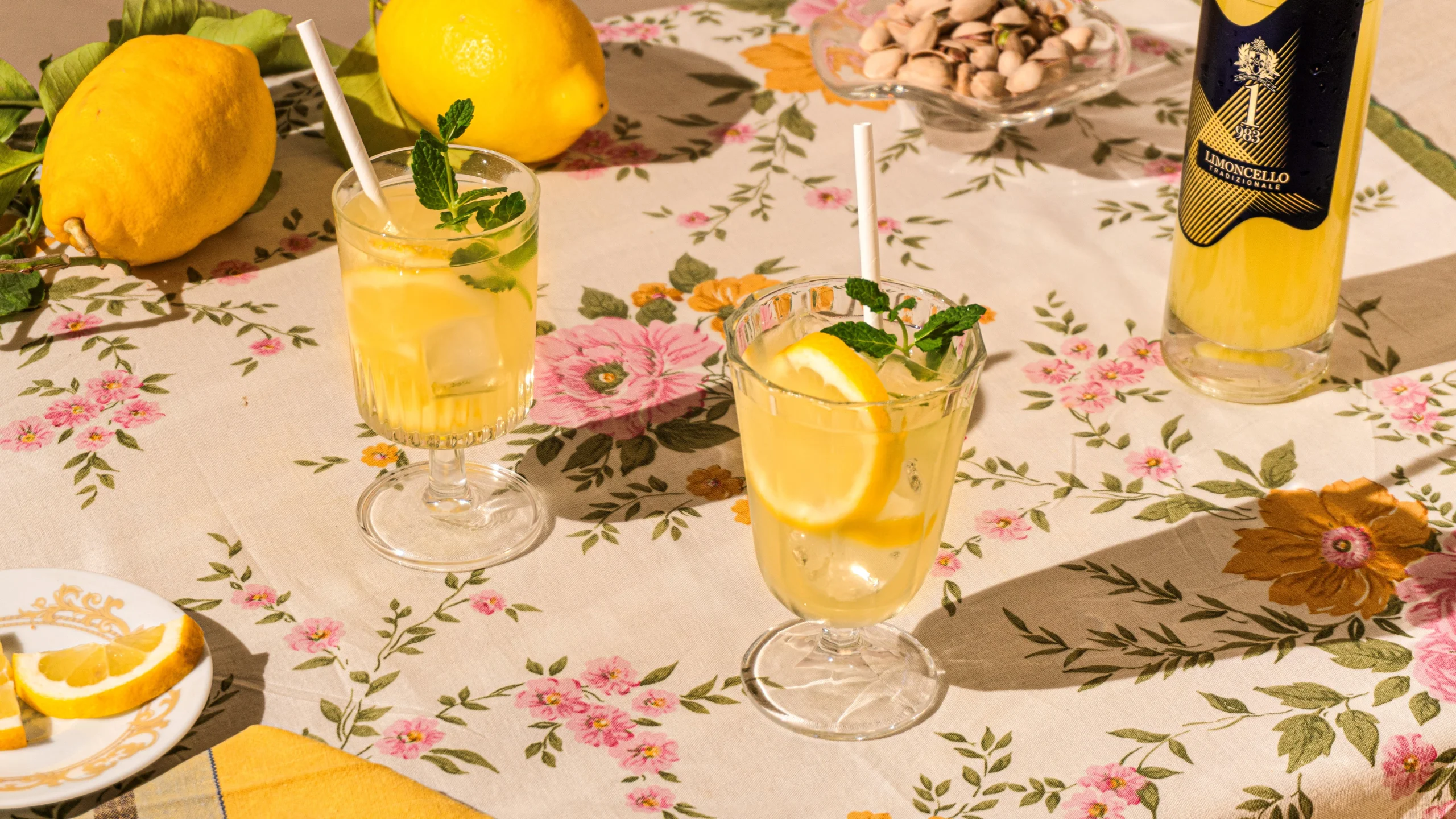Limoncello-Likör und Limoncello Spritz