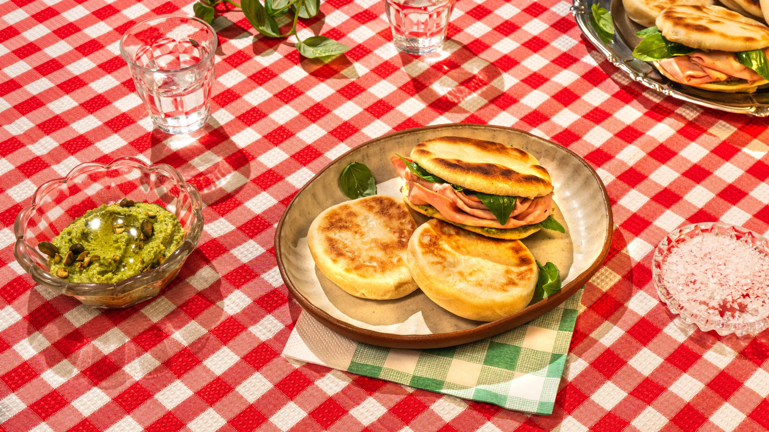 Tigelle mit Pistazien-Pesto und Mortadella