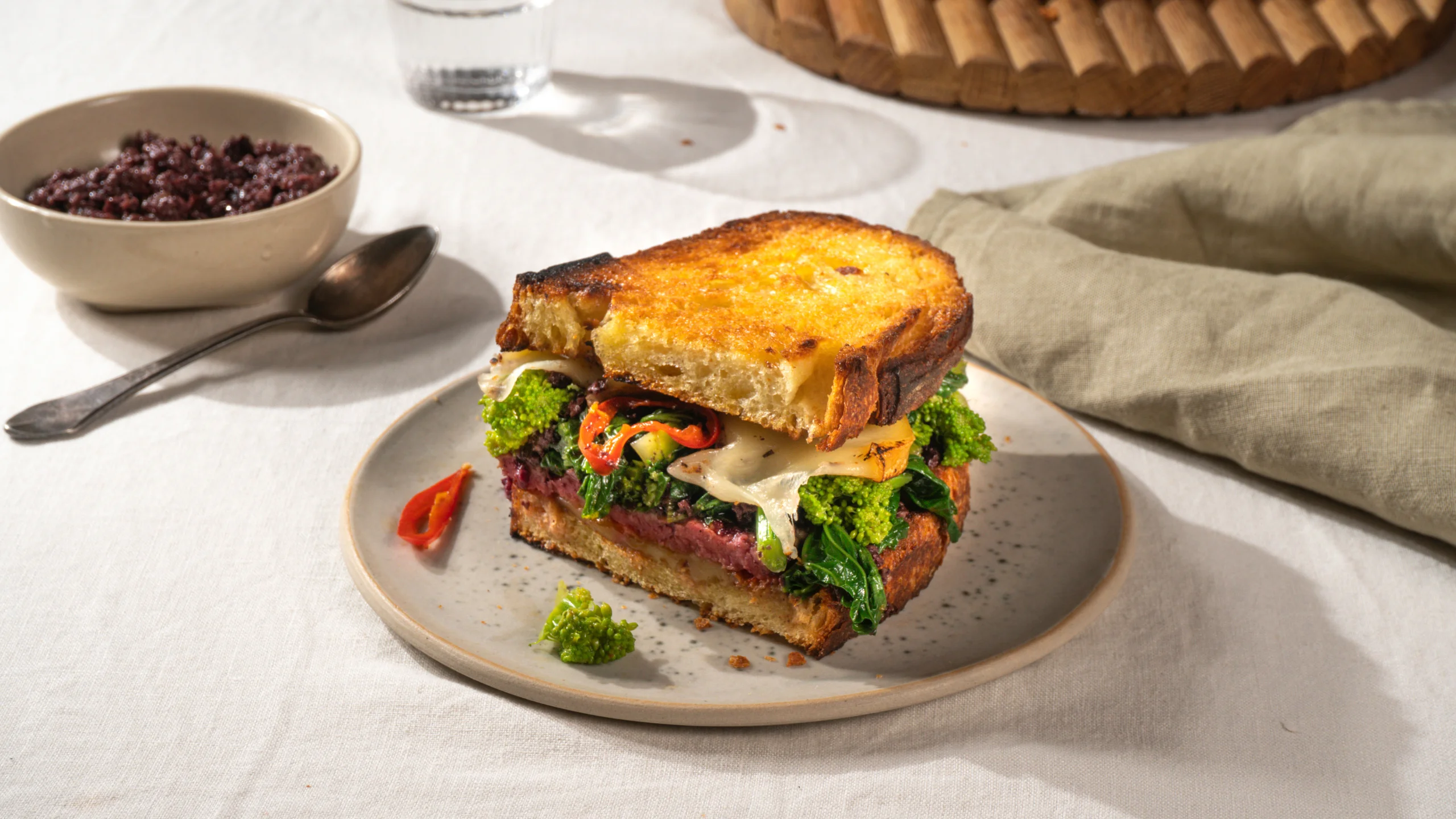 Panino mit Salsiccia, Scamorza, Olivencreme und Cime di rapa