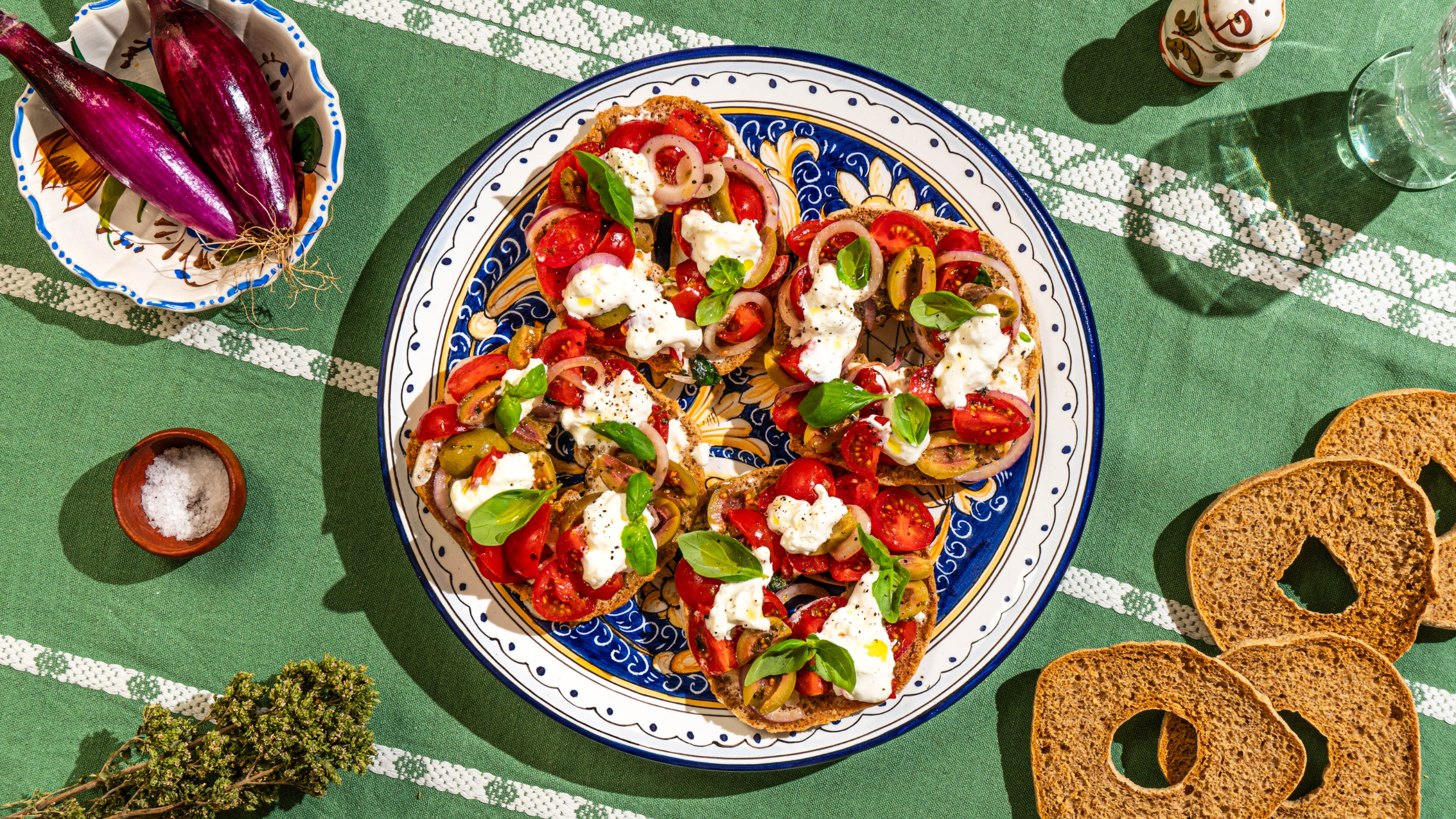 Friselle alla Pugliesi &#8211; mit Tomaten, Tropea Zwiebeln, Oliven und Stracciatella-Käse