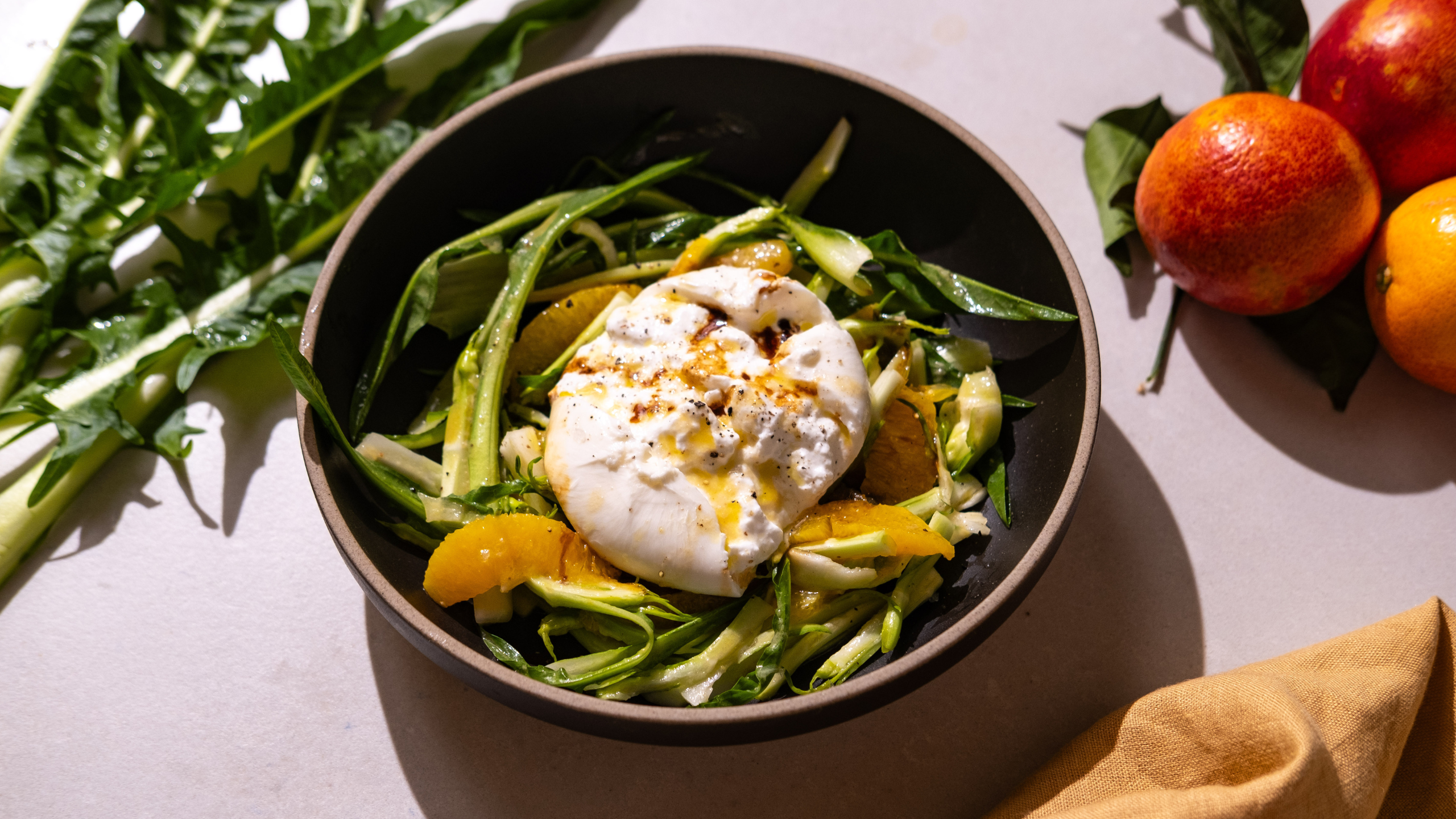 Puntarelle alla Romana mit Orangenfilets und Burrata