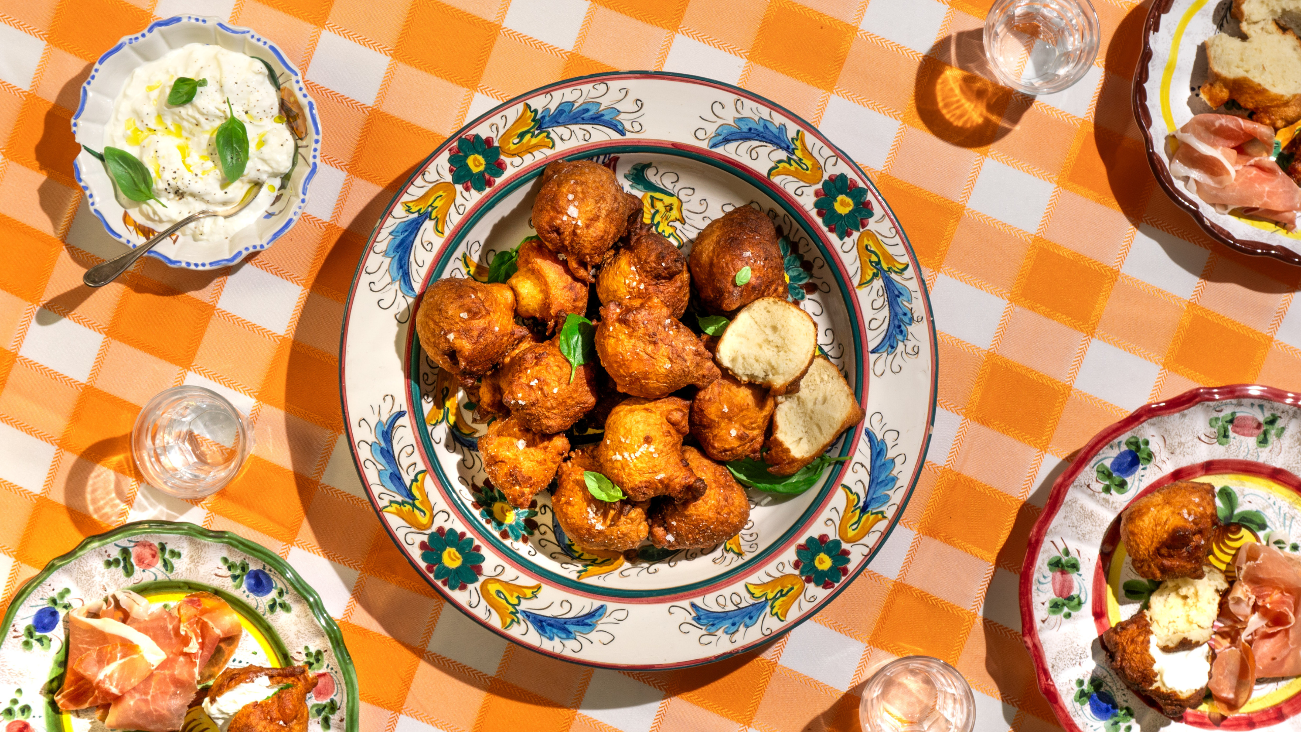 Frittierte Zonzelle mit Prosciutto Crudo und Stracciatella-Käse